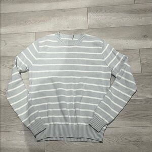 Super cute stylish and comfortable sweater! Worn only 1 time!